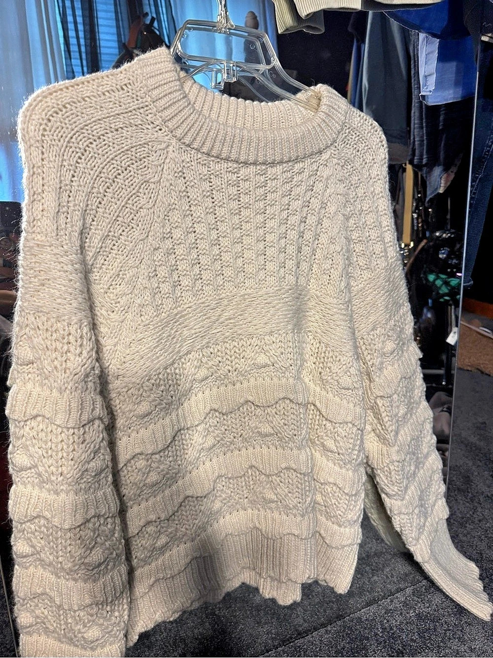 H&Medium Textured Knit Sweater in Cream Size large